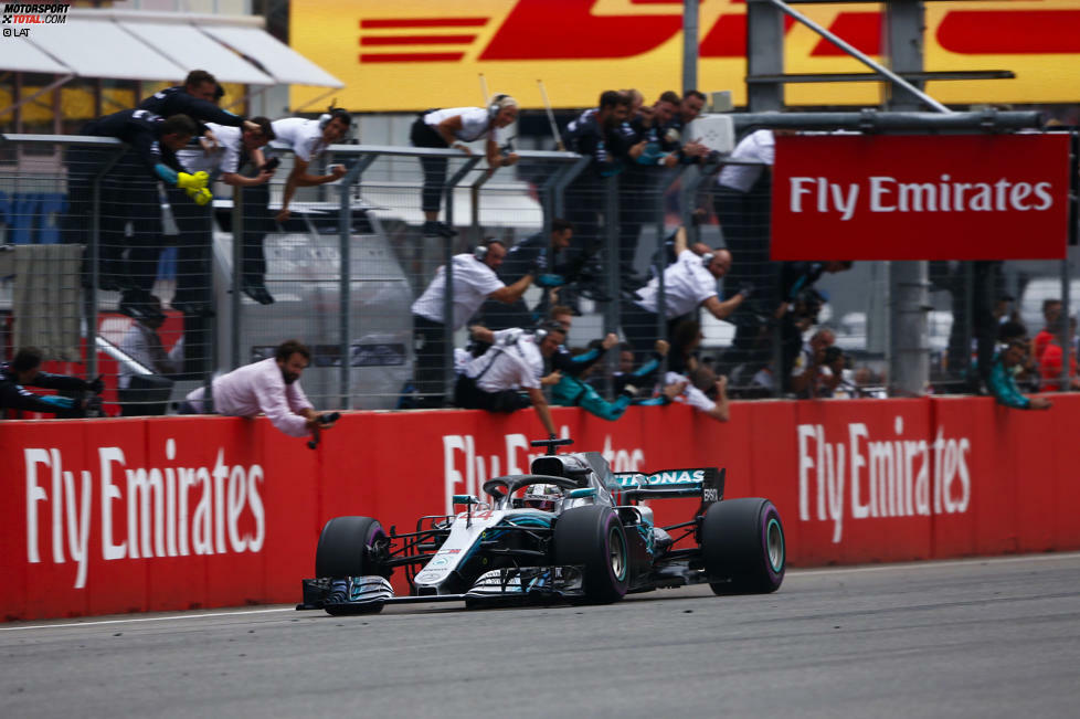 Comeback-König: Lewis Hamilton siegte in Deutschland zum fünften Mal nach einem Start außerhalb der Top 10 - neuer Rekord. Das Kunststück, es von Platz 14 oder schlechter kommend auf die oberste Stufe des Podests zu schaffen, hatte davor zuletzt Fernando Alonso beim 