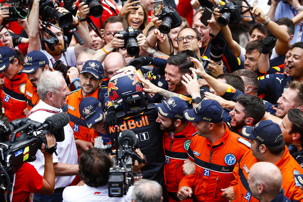 Für Red Bull war der Monaco-Grand-Prix das 250. Rennen seit der Teamgründung. Die Österreicher feierten ihren 57. Sieg. Schon zum 100. und zum 150. Geburtstag gab es einen großen Pokal, nämlich 2010 in Ungarn durch Webber und 2013 in Bahrain durch Sebastian Vettel.