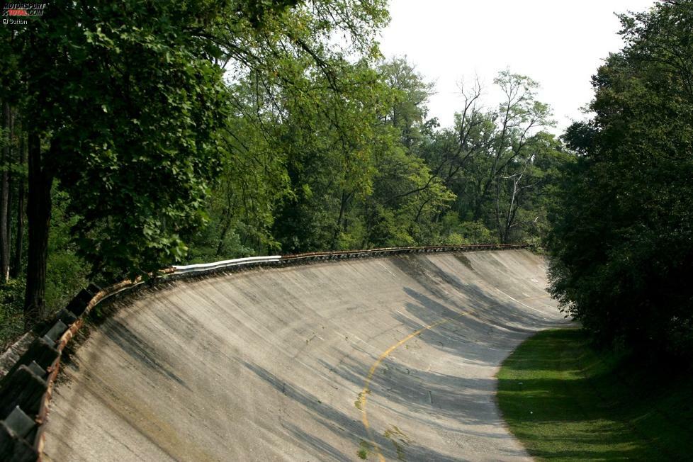 Die legendären Steilkurven von Monza: Zwischen 1955 und 1961 fuhr die Formel 1 insgesamt vier Mal auf der 10-Kilometer-Variante mit zwei Steilkurven. Hier ist unsere Bilder-Zeitreise durch die Historie dieser Passagen und was heute davon übrig ist!