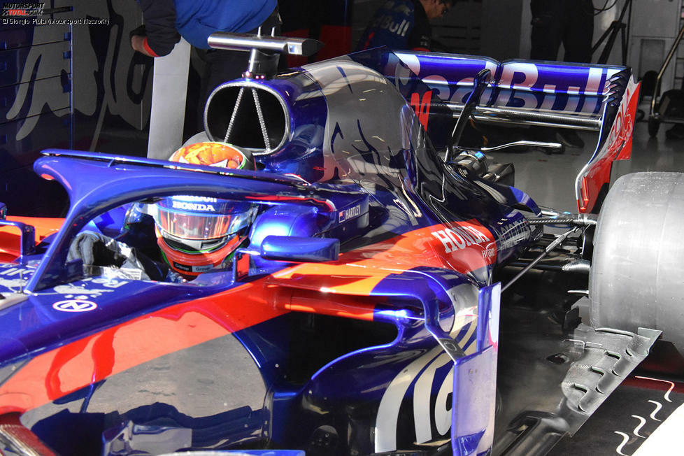 Toro Rosso hat am sechsten Tag der Wintertests einen neuen T-Flügel eingeführt. Dieser ist gebogen, an der Halterung des Heckflügels montiert und nutzt den Spielraum des überarbeiteten Reglements.
