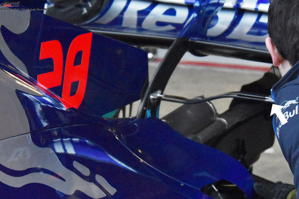 Nahaufnahme des T-Flügels von Toro Rosso. Hier gut zu erkennen: In der Mitte ist das Profil geschlitzt.
