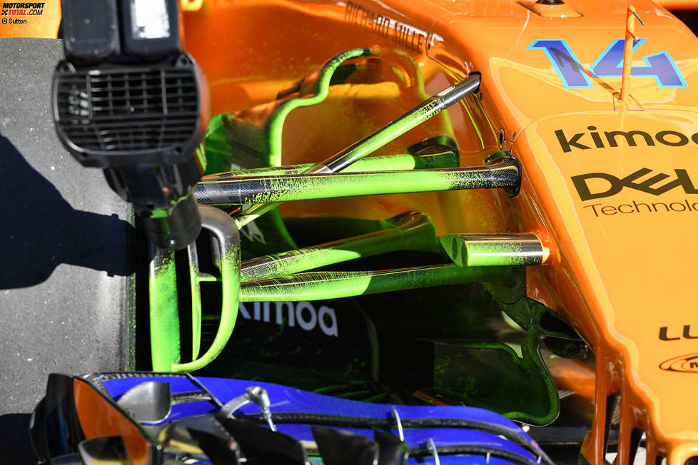 McLaren verwendet übrigens grüne FloViz-Farbe. In diesem Bereich soll der Luftstrom rekonstruiert werden, der vom Frontflügel weg zunächst nach oben geleitet wird und dann an der Radaufhängung wieder nach unten bricht.