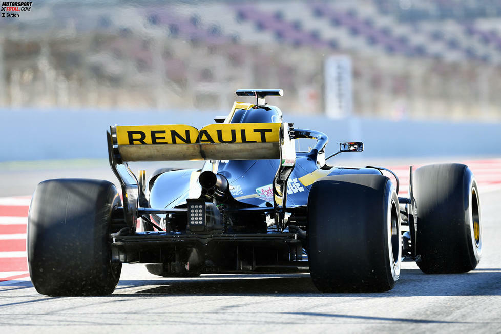 Auf diesem Foto gut zu erkennen, wie das Auspuffrohr des Renault leicht nach oben geneigt ist, um den Heckflügel unten anzuströmen. Im vom Reglement erlaubten Rahmen von maximal fünf Grad.