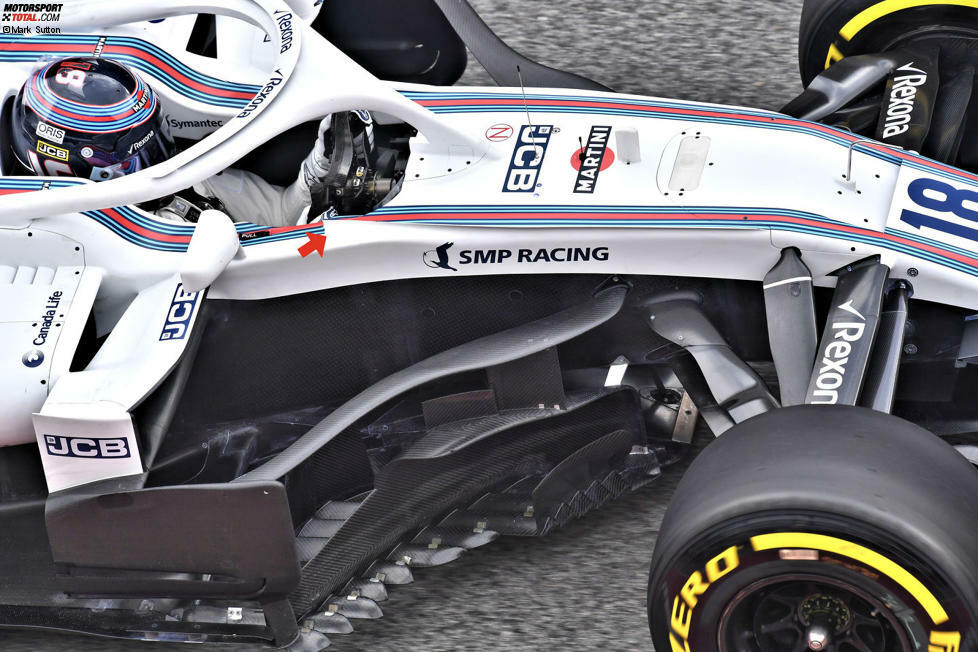 Aus der Vogelperspektive ist gut zu erkennen, wie sich Williams bei Mercedes hat inspirieren lassen, um den Bereich der seitlichen Windabweiser zu designen. Seitlich des Cockpits kamen zudem kleine senkrechte Luftleitbleche dazu (roter Pfeil). Auch damit wird versucht, die aerodynamischen Nachteile von Halo auszugleichen.