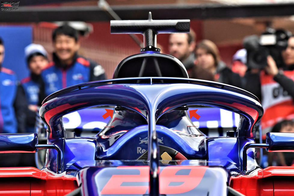 Am Halo von Toro Rosso ist ein vom Reglement erlaubtes Luftleitelement zu sehen. Damit soll die Luft zur Airbox über dem Fahrerkopf und um die Motorhaube herum zum Heckflügel geführt werden.