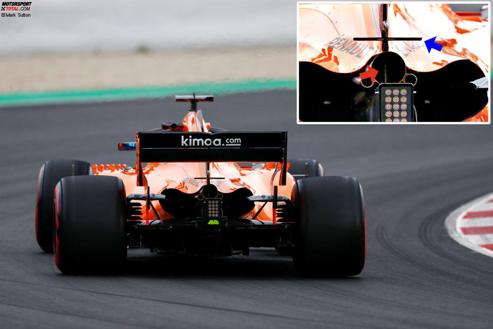 Der Auspuff des McLaren MCL33 ist leicht nach oben gekrümmt, sodass die ausströmenden Abgase auf die aerodynamischen Flächen am Heck des Fahrzeugs treffen. Aus aerodynamischer Sicht entsteht so gewissermaßen ein 