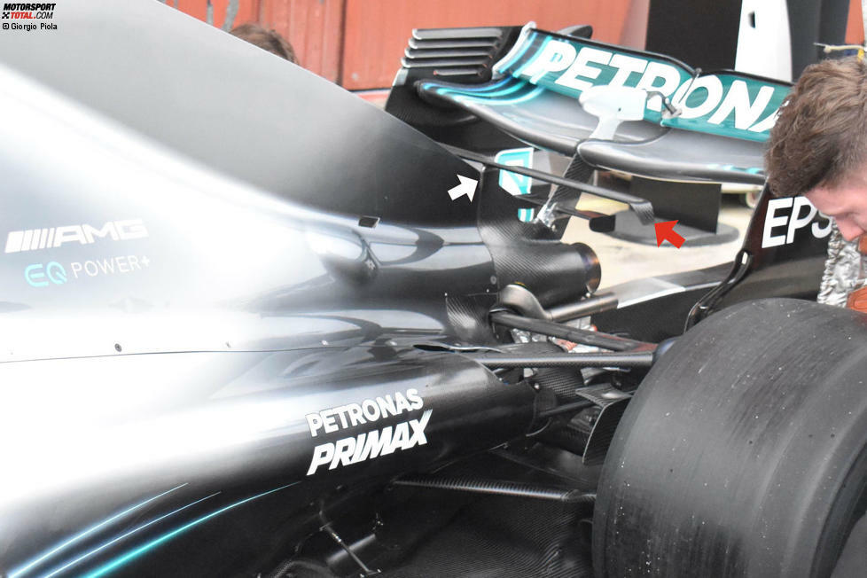 Eigentlich wurden die sogenannten T-Flügel zur Formel-1-Saison 2018 abgeschafft, doch bei Mercedes taucht dieses Zusatzelement wieder auf - allerdings in kleinerer Form als bisher und an anderer Stelle: Am Ende der Motorhaube ist der waagrechte Flügel zu erkennen (weißer Pfeil). Seitlich sind kleine Endplatten angebracht.