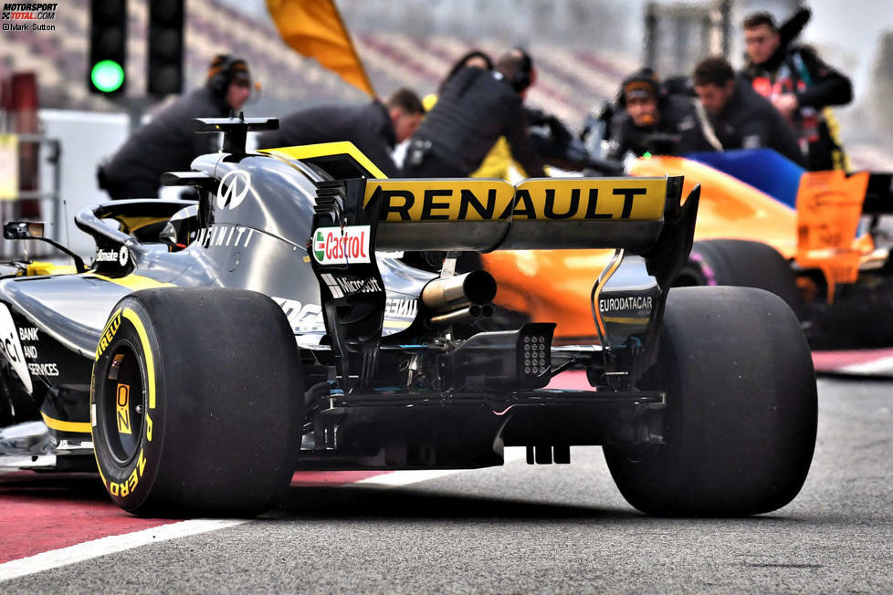 Die Auspuffendrohe am Renault sind aggressiv nach oben gerichtet, sodass die ausströmenden Abgase noch besser den Heckflügel anströmen können.