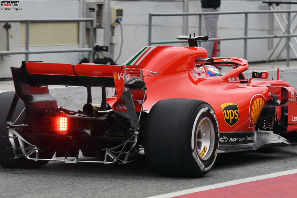 Ferrari nutzt den Testauftakt in Barcelona dazu, verschiedene Messfahrten mit dem SF71H durchzuführen. Dabei steht die Korrelation zwischen Windkanal beziehungsweise CFD-Simulation und Realität auf der Pole-Position. In diesem Fall wurden die Messgeräte am Heck des Fahrzeugs angebracht.