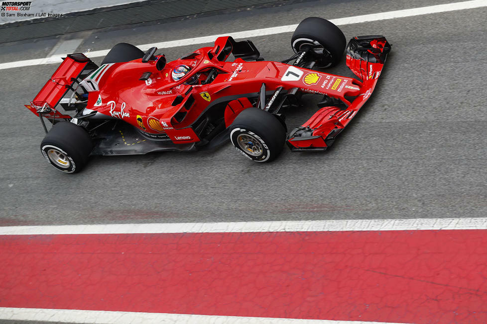 In diesem Bild sind zahlreiche kleine Sensoren zu erkennen, die Ferrari auf dem Unterboden seitlich der Seitenkästen aufgesetzt hat. Dabei geht es darum, die dort auftretenden Temperaturen zu messen.