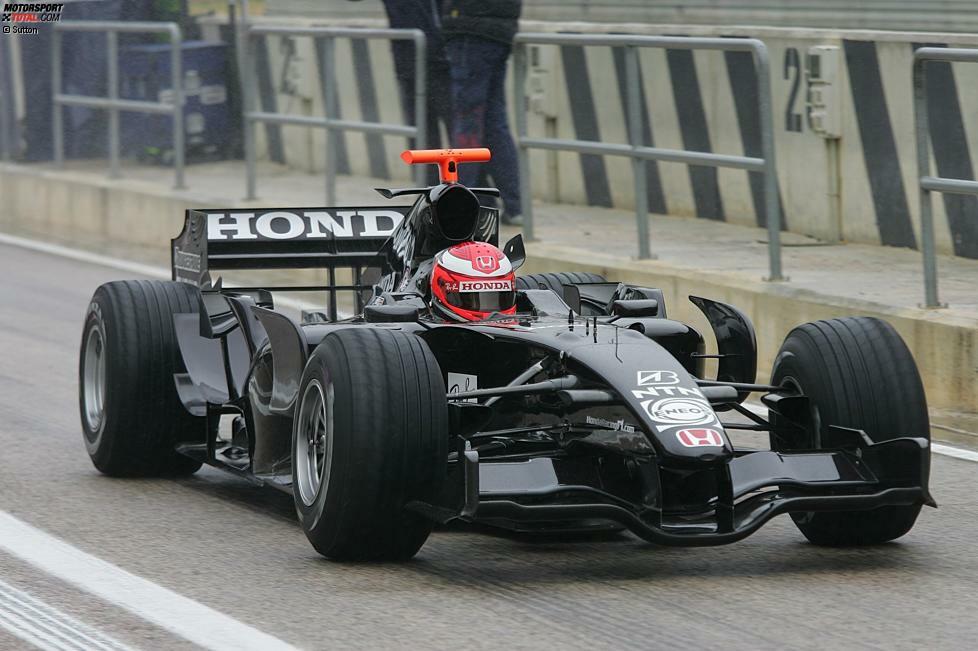 ... 2007 der Wandel bei Honda aus: Bei den Testfahrten rücken die Fahrer mit ganz schwarzen Autos aus, nur um ...