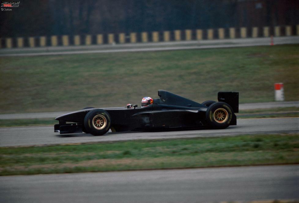 ... Michael Schumacher im Ferrari F300, der 1997 kurz vor Weihnachten erstmals auf die Strecke geht, und das in Schwarz. Es handelt sich schon um das Ferrari-Rennauto für 1998, das dann ...