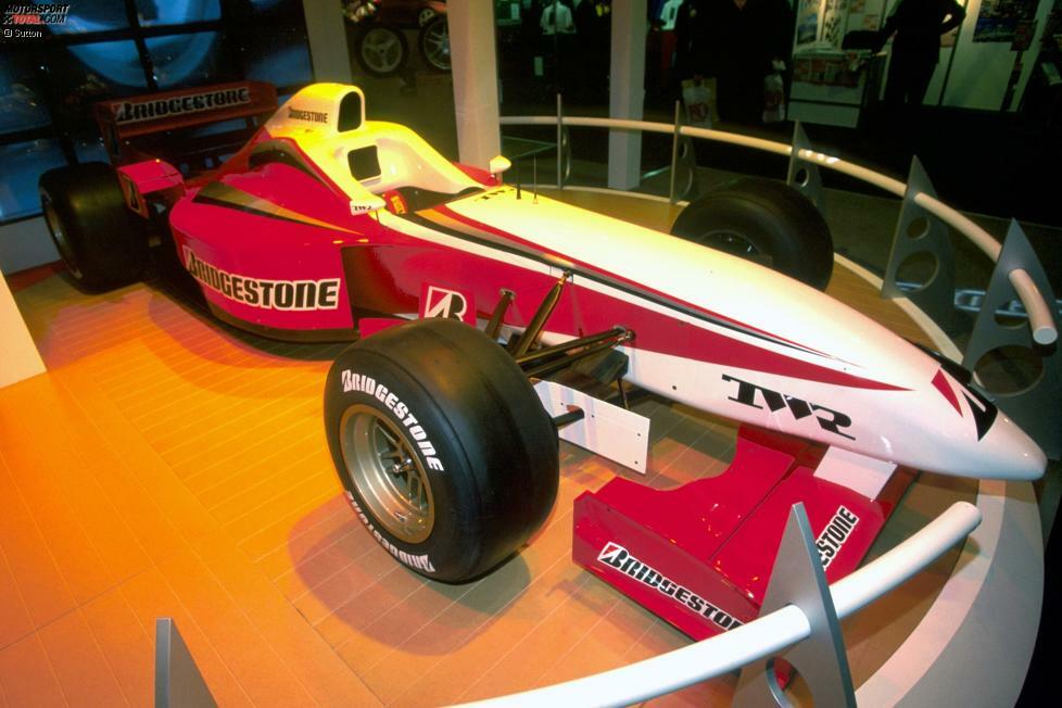 ... die Reifenhersteller: Der Testwagen des 1997 neuen Formel-1-Reifenzulieferers Bridgestone ist ein in die Farben des japanischen Konzerns getauchter Footwork - und fährt natürlich keine Rennen. Auch ...