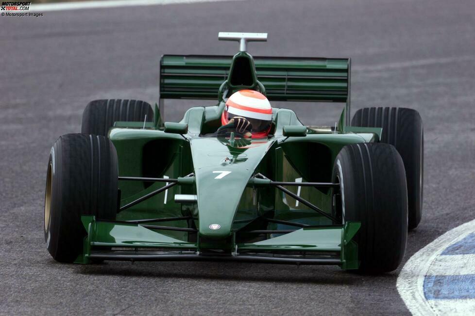 ... präsentiert sich 2000 auch der Jaguar R1 bei ersten Testfahrten, doch dabei bleibt es nicht. Das Team schminkt sich ...