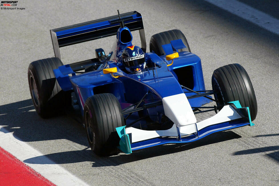 ... rückt 2003 das Sauber-Team aus und tritt zu den ersten Tests ganz ohne Sponsorenkleber an. Das ändert sich wenige Tage später und ...