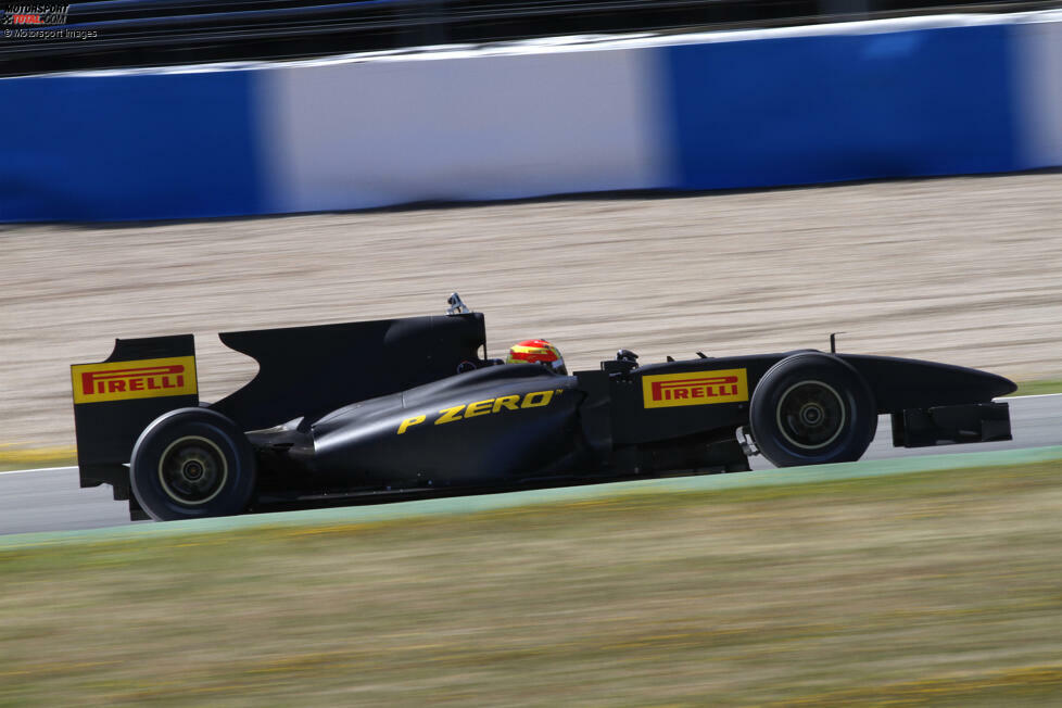 ... Pirelli bestreitet mit seinem Testträger nur einzelne Probefahrten. Zum Einsatz kommen bis Ende 2011 ein Toyota von 2009 sowie ab 2012 ein Renault von 2010. Und apropos Renault: Als ...