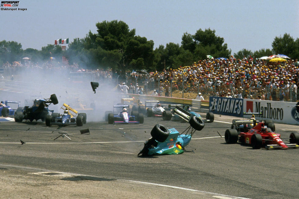 ... dann verhindert er für Ferrari eine Sensation durch die lange führenden Lleyton-House-Piloten Ivan Capelli and Maurizio Gugelmin, die von einem gigantischen Startunfall profitiert haben. Sie hatten sich für den Grand Prix zuvor nicht einmal qualifiziert.