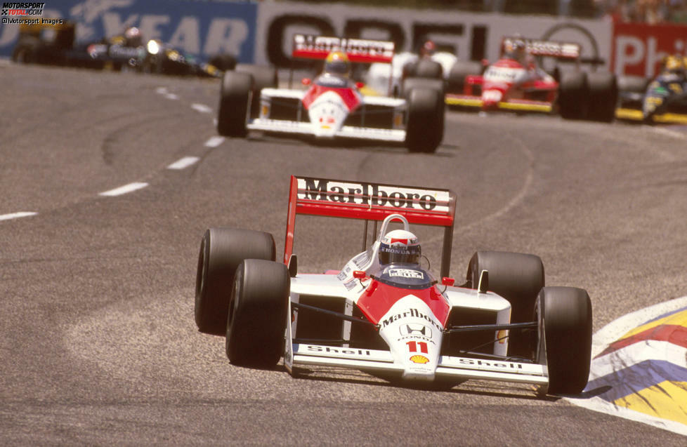 1988 und 1990 landet Prost zwei denkwürdige Siege: Erst überholt er McLaren-Teamkollege und Erzfeind Ayrton Senna, ...