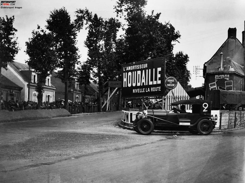 Nach dem ersten Weltkrieg gibt es im weitgehend zerstörten Frankreich kaum Rennen, doch ab den Zwanzigerjahren werden an später legendären Orten wie Le Mans, Le Castellet, Pau, Dijon-Prenois, Rouen-Les-Essart und Magny-Cours wieder Rennen auf öffentlichen Straßen gefahren. Der Mythos Bugatti wird geboren.