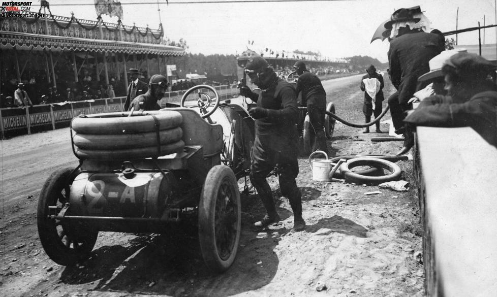 Nicht Großbritannien, sondern Frankreich ist die Wiege des Grand-Prix-Sports: Am 26. Juni 1906 findet in Dieppe in der Normandie ein erstes Rundstrecken-Rennen als Teil einer Serie mit Gesamtwertung - also der erste Große Preis überhaupt - statt. 32 Wagen sind am Start und es geht um 45.000 Franc, dem Gegenwert von 13 Kilogramm Gold.