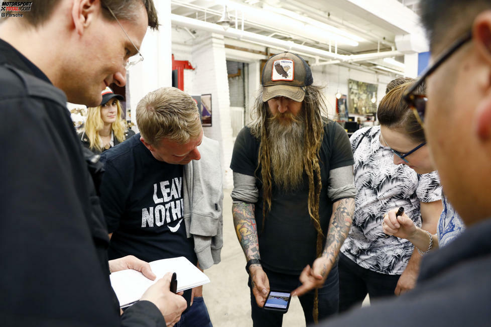 Magnus Walker präsentiert auf seinem Handy die neuesten Rückmeldungen seiner Fans.