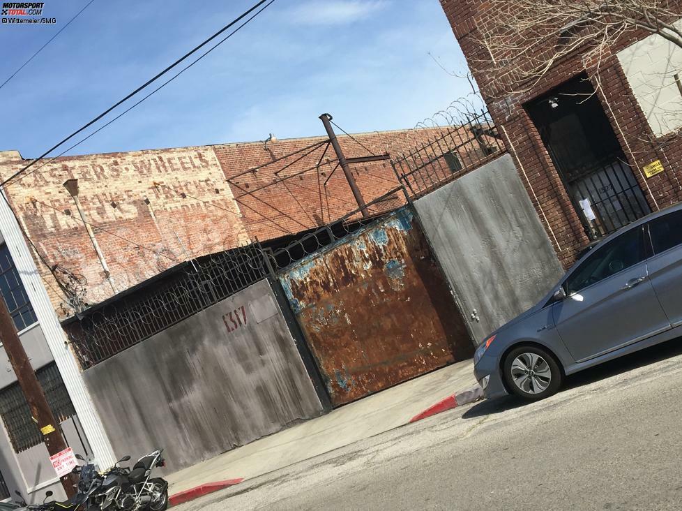 In einem scheinbar heruntergekommenen Industriebau in Downtown Los Angeles hat Magnus Walker seine Sammlung von Porsche 911ern.