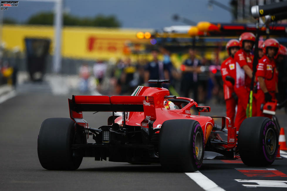 Beide können den Boxenstopp mit relativ wenig Zeitverlust absolvieren, allen aber ans Ende des Feldes zurück. Für die Kollision bekommt Vettel eine Fünf-Sekunden-Strafe.