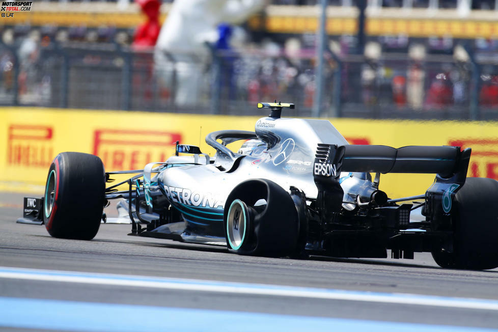 Bottas ergeht es schlimmer: Durch den Reifenschaden fällt er noch weiter zurück als Vettel.