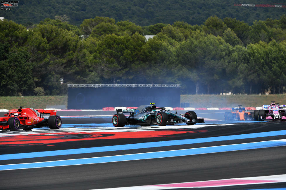 Bottas bleibt in der Auslaufzone zurück.