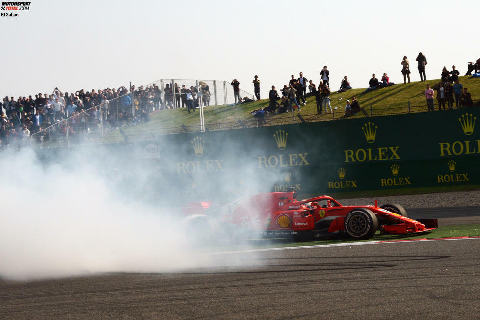 China: Ferrari fällt auf einen Mercedes-Undercut mit Bottas herein, was Vettel die Führung kostet und ein Katastrophenrennen auslöst, das mit einem Abschuss durch Verstappen endet. Selbst wenn es gegen die clevere Red-Bull-Taktik nicht gereicht hätte, wäre Platz drei drin gewesen. Realer Punktestand: 54:45. Fehlerbereinigt: 65:41.