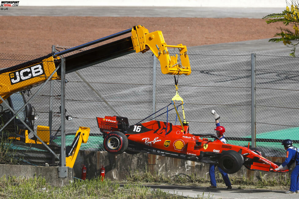 Die Szene erinnert an Istanbul 2010, und auch dieses Mal ist die Schuldfrage nicht eindeutig. Für viele Beobachter trägt Vettel jedoch die Hauptverantwortung. Eine Strafe gibt es zwar nicht, doch wie tief der Schmerz sitzt, merkt man daran, dass Vettel nach dem Crash noch lange wortlos und in Gedanken versunken an der Unfallstelle bleibt.