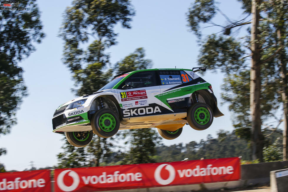Ebenfalls für ihre Sprünge bekannt ist die Rallye Portugal. Aufgrund ihres geringeren Abtriebs fliegen WRC2-Autos wie der Skoda Fabia R5 von Pontus Tidemand mitunter weiter als die World-Rally-Cars.
