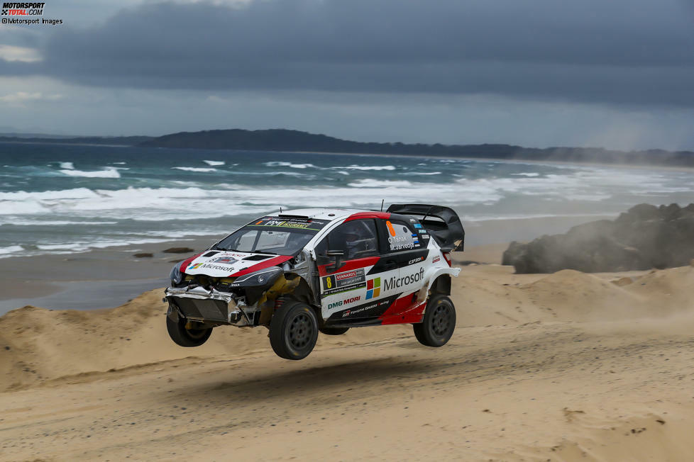 Reichlich demoliert lässt Ott Tänak seinen Toyota bei der Rallye Australien über den Strand fliegen.