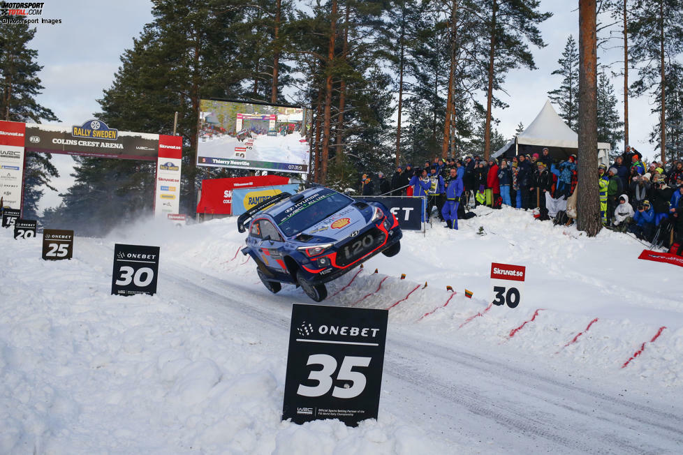 Aber wehe, man fährt nicht gerade über die Kuppe. Dann kommt es zu brenzligen Situationen wie bei Thierry Neuville, die der Belgier aber mit Glück ohne Abflug überstand.