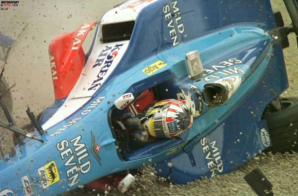 Montreal 1998: Alexander Wurz fliegt mit seinem Benetton durch die kanadische Luft und überschlägt sich mehrfach ...
