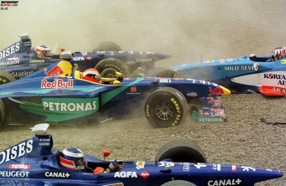 Bereits kurz nach dem Start landen Jarno Trulli (Prost), Olivier Panis (Prost), Jean Alesi (Sauber), Johnny Herbert (Sauber) und eben auch Wurz im Kiesbett der ersten Kurve. Was war geschehen?