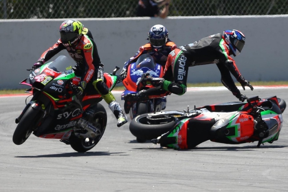 Die Aprilia-Stallkollision beim MotoGP-Rennen in Barcelona im Zeitraffer: Das passierte in der ersten Runde in Kurve 10!