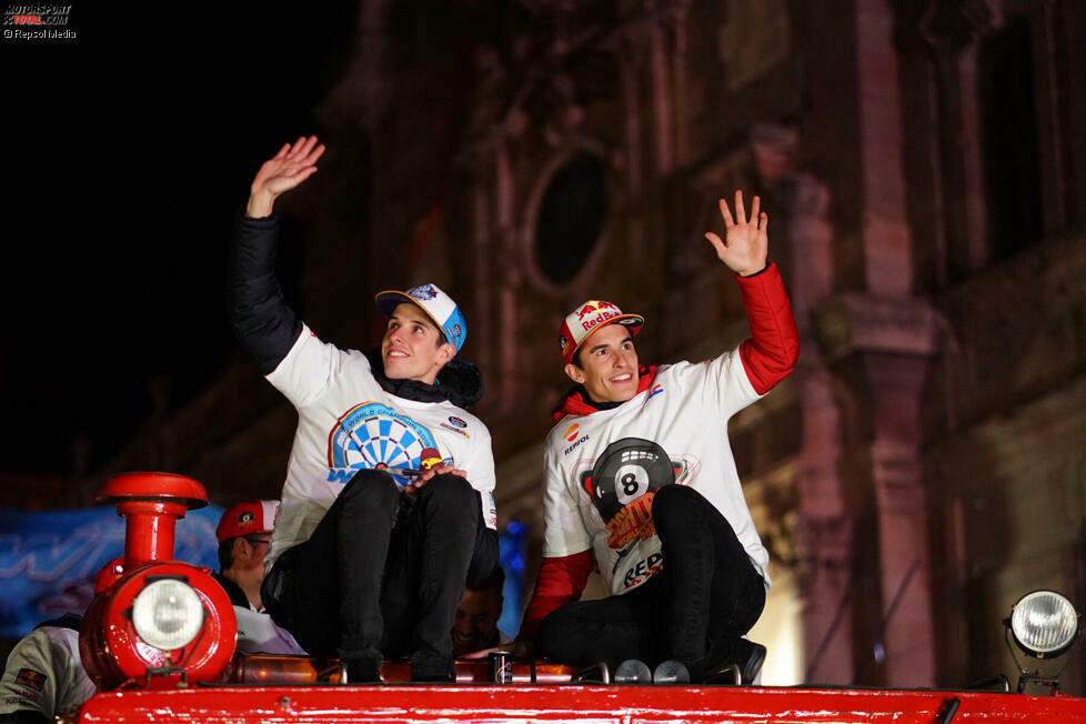 In Cervera lassen sich Marc und Alex feiern. Zum zweiten Mal nach 2014 sind beide in der gleichen Saison Weltmeister geworden! Und in Zukunft sind beide Teamkollegen.