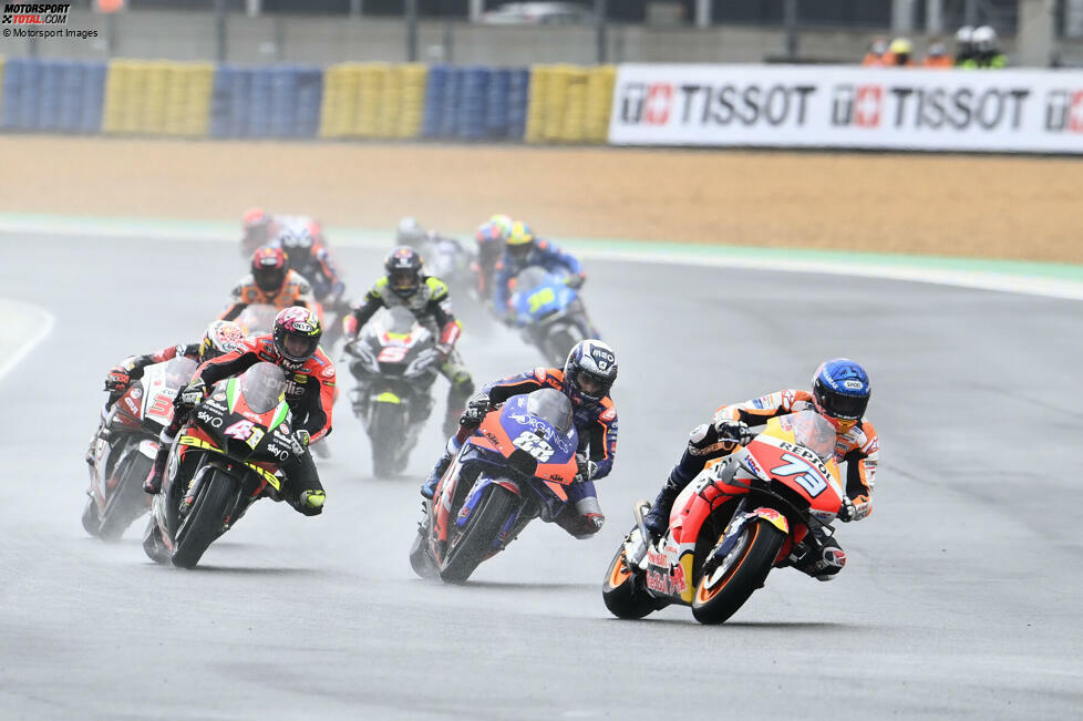 Es wird zunächst ein schwieriges Rookie-Jahr, Alex Marquez ist oft außerhalb der Top 15 zu finden. Seine erste Sternstunde schlägt im Regen von Le Mans. Völlig überraschend rast er auf Platz zwei und hätte fast gewonnen.