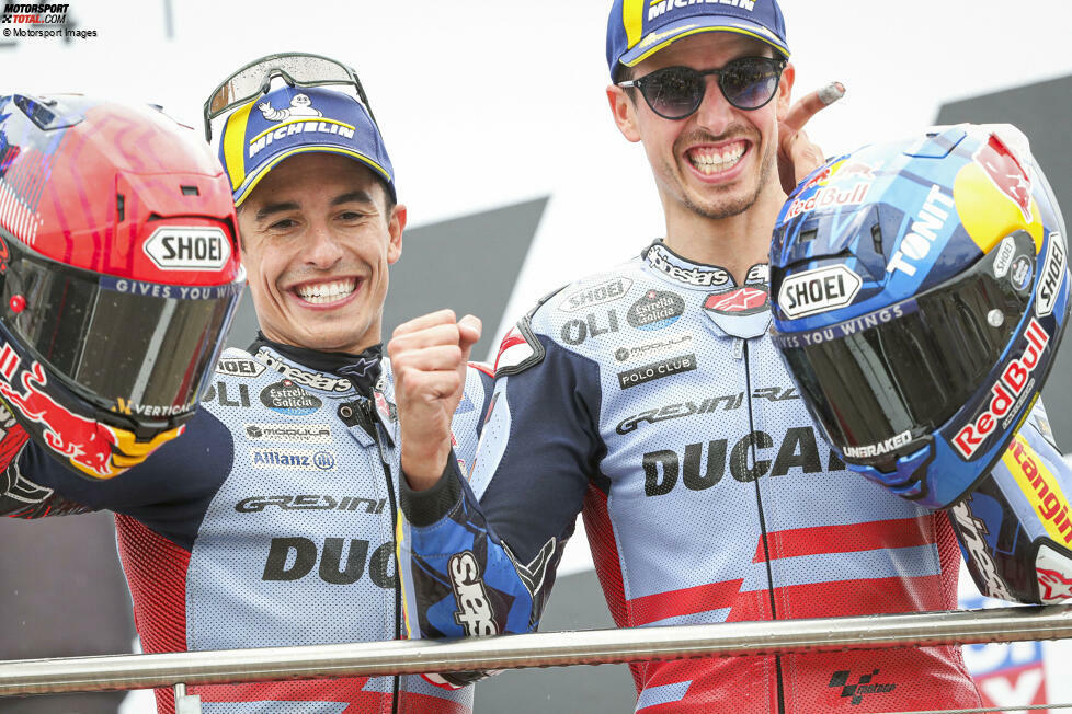 ... im Juli auf dem Sachsenring, wo die Marquez-Brüder zum ersten Mal einen Grand Prix gemeinsam auf dem Podium beenden. Marc wird Zweiter, Alex Dritter. Es ist das erste Bruder-Podium in der Königsklasse seit Nobuatsu und Takuma Aoki im 500er-Rennen in Imola 1997.