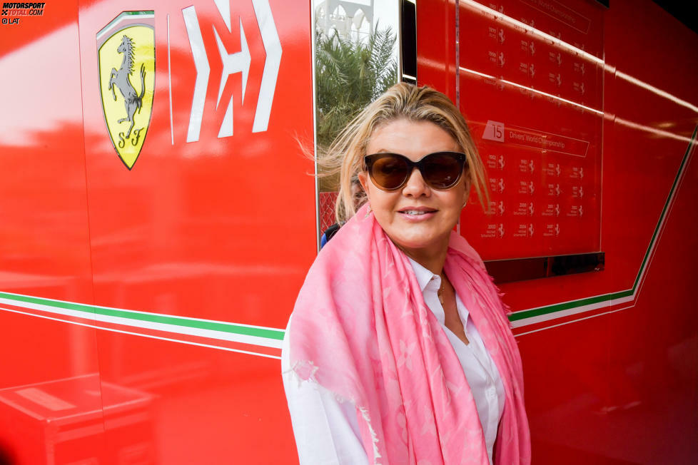 Auch Mutter Corinna Schumacher ist beim Test des Sohnemanns dabei. Sie hat bereits das erste Formel-2-Wochenende von Mick live vor Ort verfolgt.