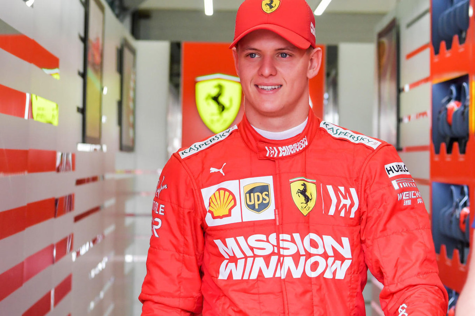 Historisch: Mick Schumacher nahm am ersten Bahraint-Testtag im Ferrrari SF90 Platz - Der Sohn von Michael Schumacher zeigte sich erstmals in Rot