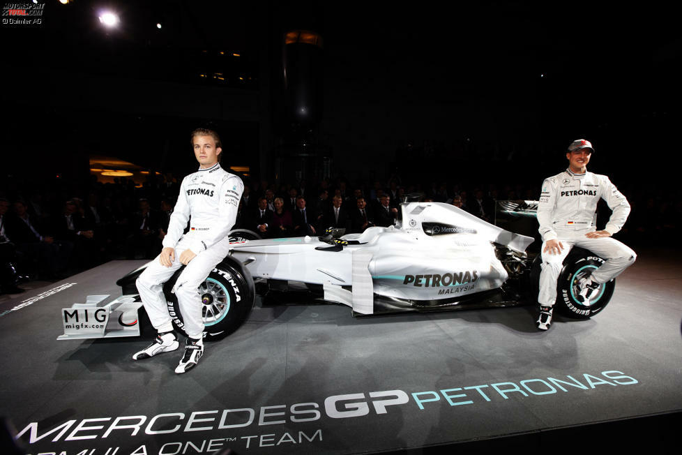 2010 kehren die Silberpfeile als Werksteam zurück. Für Aufsehen sorgt die Fahrerpaarung aus Nico Rosberg und Rekordweltmeister Michael Schumacher, der sein Comeback feiert.