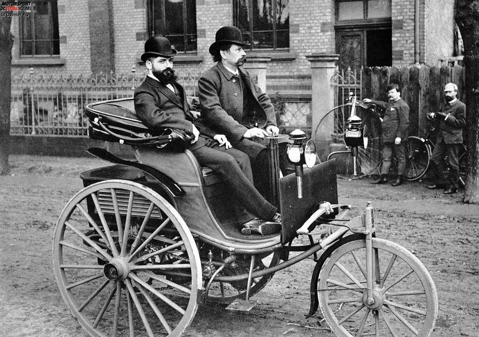 Der Patent-Motorwagen im Jahre 1887, eine Weiterentwicklung des ersten Motorwagens von 1886. Am Steuer Carl Benz, neben ihm sein kaufmännischer Mitarbeiter Josef Brecht.