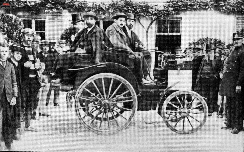 Erste Automobilwettfahrt von Paris nach Rouen am 22.07.1894. Dieser Wagen (Startnummer 13) von Panhard & Levassor mit 3,5 PS Daimlermotor erreichte den 4. Platz.