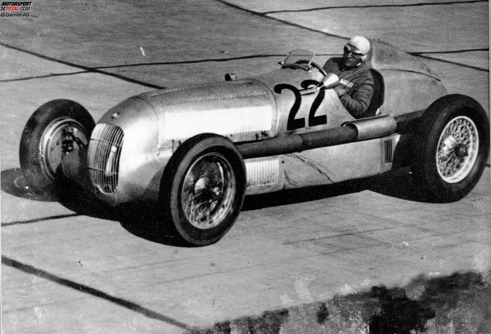 Internationales Eifelrennen auf dem Nürburgring, 03.06.1934. Luigi Fagioli (Startnummer 22) auf Mercedes-Benz 750-kg-Formel-Rennwagen W 25. Das Eifelrennen 1934 war das erste Rennen, an dem der Mercedes-Benz W 25 teilnahm. Manfrd von Brauchitsch gewann das Rennen im neuen W 25.