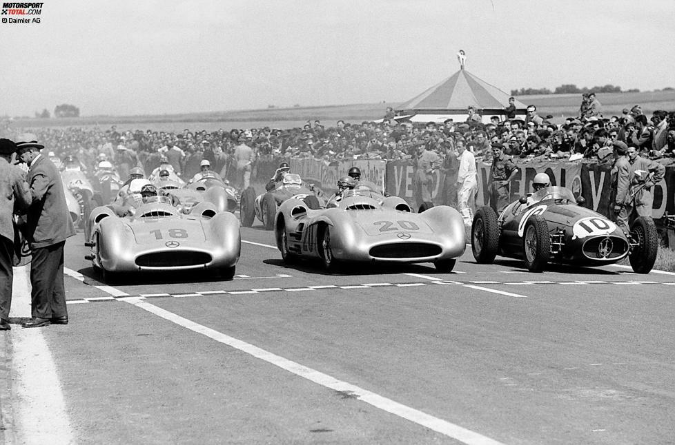 Das erste Formel-1-Rennen mit Doppelsieg beim Großen Preis von Frankreich, Reims, 4. Juli 1954. Vor dem Start in der ersten Reihe: Der spätere Sieger Juan Manuel Fangio (Startnummer 18) und der Zweite Karl Kling (Startnummer 20), beide mit Mercedes-Benz Formel-1-Rennwagen W 196 R und Alberto Ascari (Startnummer 10) auf Maserati 250 F.