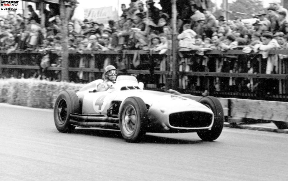 Großer Preis der Schweiz, Bremgarten, 22. August 1954: Der spätere Sieger Juan Manuel Fangio (Startnummer 4) im Mercedes-Benz W 196 R Monoposto.