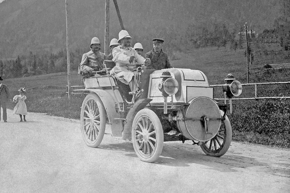 Vor 125 Jahren wurde die erste Motorsport-Veranstaltung der Welt ausgetragen: Aus diesem Anlass lässt Mercedes einige Momente Revue passieren