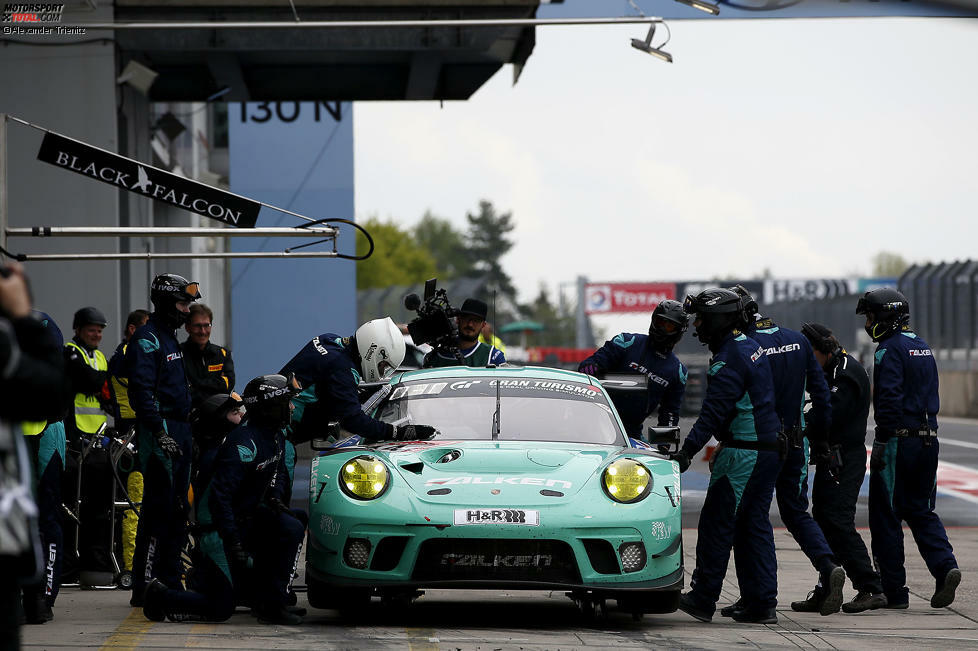 Falken-Porsche #44 (Bachler/Bergmeister/Ragginger/Werner) - Siegchance: 4 von 5 Sternen

Wie alle anderen mit vier Profis besetzten Porsche muss auch die Falken-Mannschaft zum Kreise der Favoriten gezählt werden. Das Problem: Wenn der Falken-Porsche stark ist, ist auch meist der Manthey-Porsche vorne mit dabei - und meist etwas schneller.